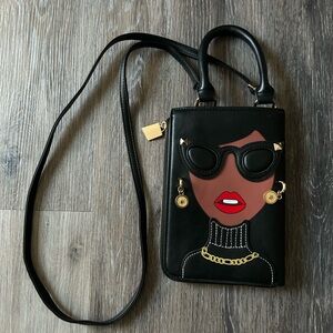 Chic Black Crossbody Bag with Fashionable Design